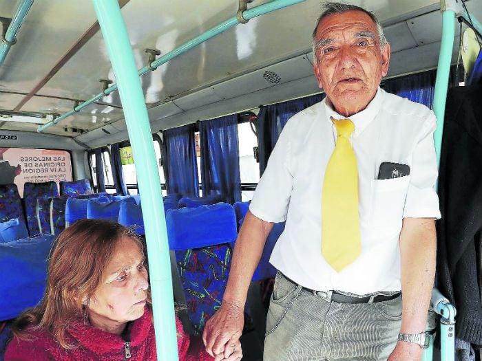 Conoce la historia de chofer de micro que va a trabajar con su esposa con Alzheimer