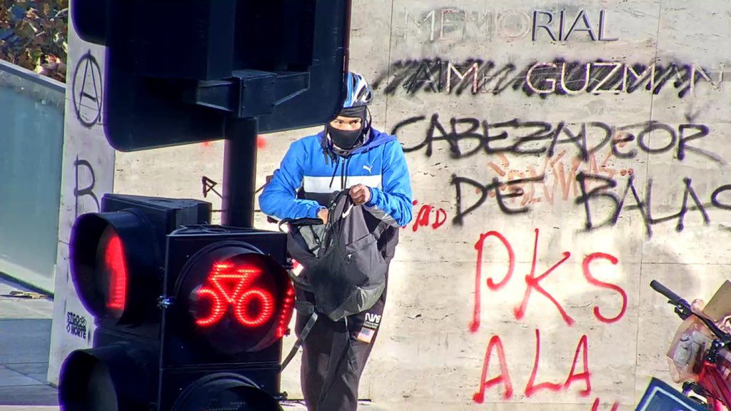 Joven que cayó al río Mapocho fue detenido por rayar el memorial de Jaime Guzmán