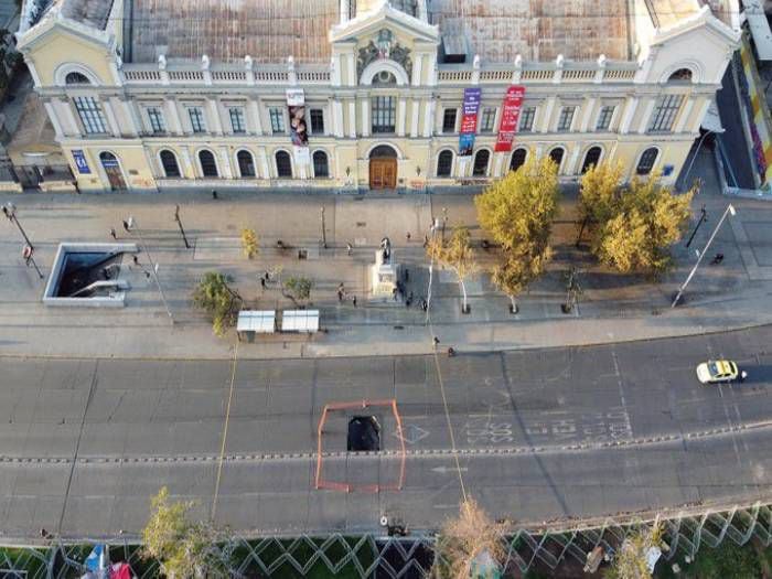 Enorme socavón obligó a desviar tránsito en la Alameda