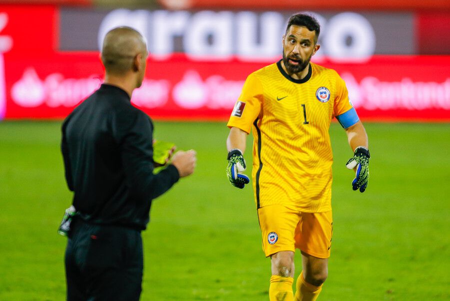 Claudio Bravo: "Es extraño que nos toque el mismo árbitro que fue castigado"