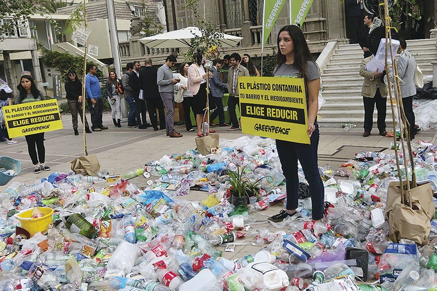 En Providencia le hacen la cruz a cubiertos plásticos