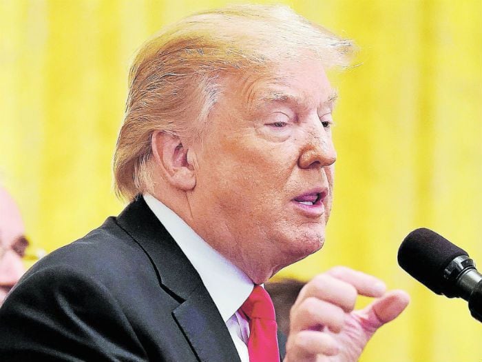 Mil millones de dólares quiere Trump para "guapear" al coronavirus