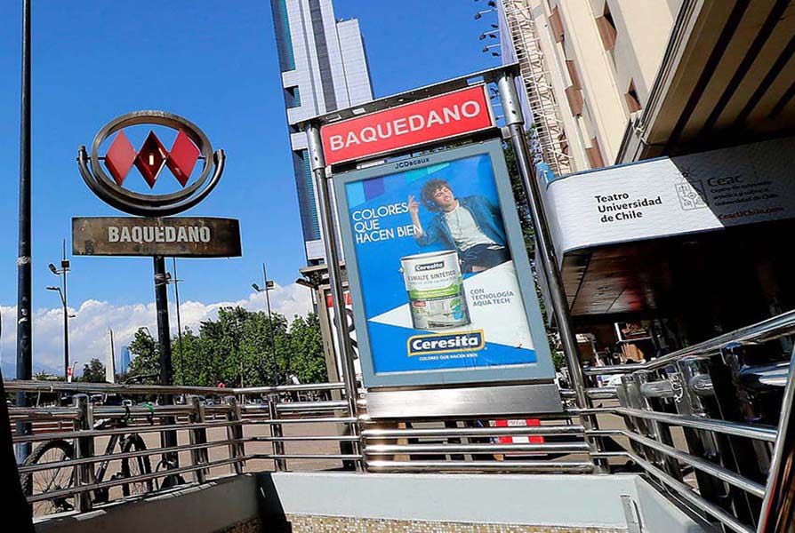 Metro cierra el acceso a estación Baquedano