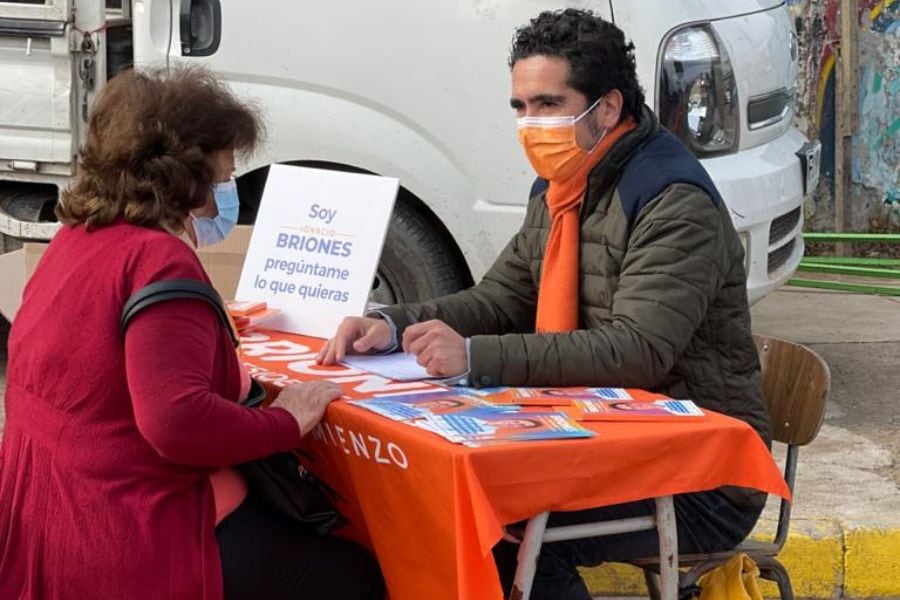 Con silla y mesita: Briones se sentó en la calle para que le "preguntaran lo que quisieran"