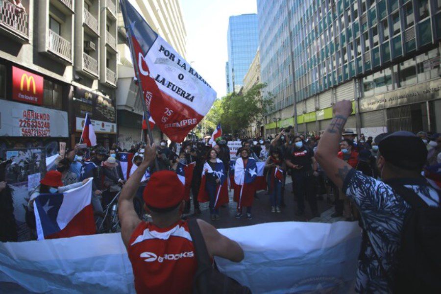 Marcha contra migrantes en Santiago culminó con incidentes: una persona fue apuñalada