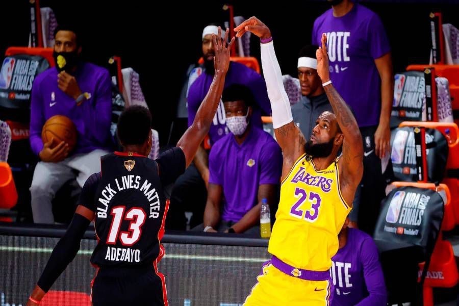 Los Lakers ganan el duelo ante Miami Heat y acarician el título de la NBA