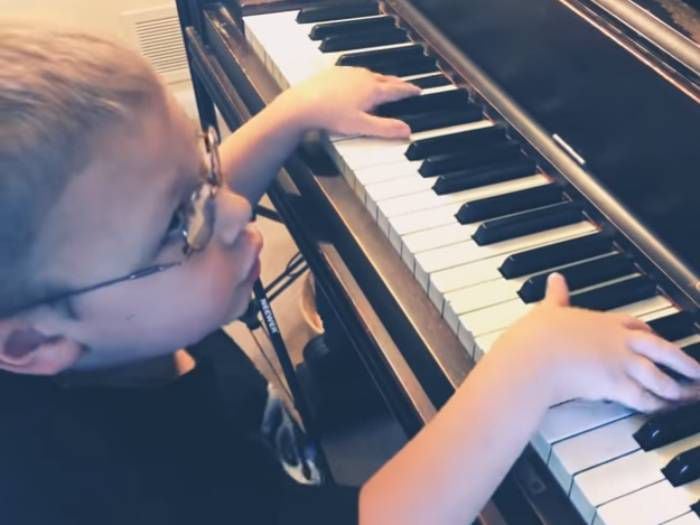 Es ciego y tiene 6 años: niño prodigio deslumbra con interpretación en piano del Bohemian Rhapsody