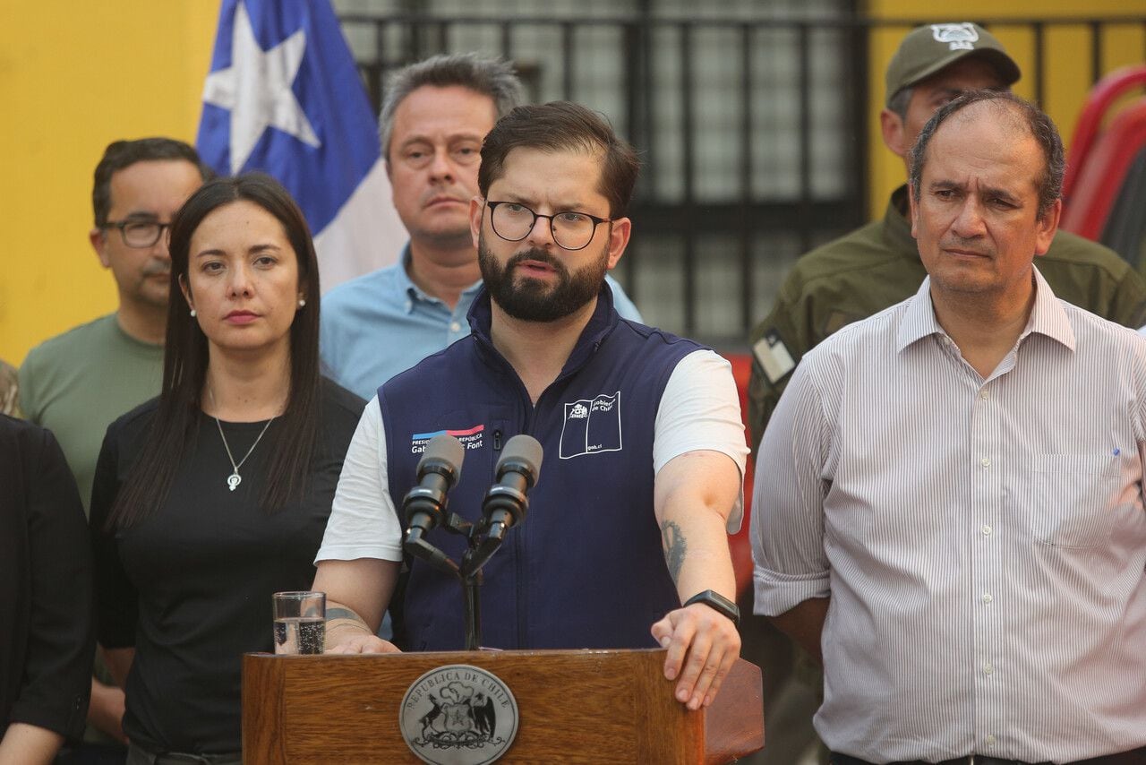 Presidente Gabriel Boric anuncia toque de queda en zonas de incendios forestales