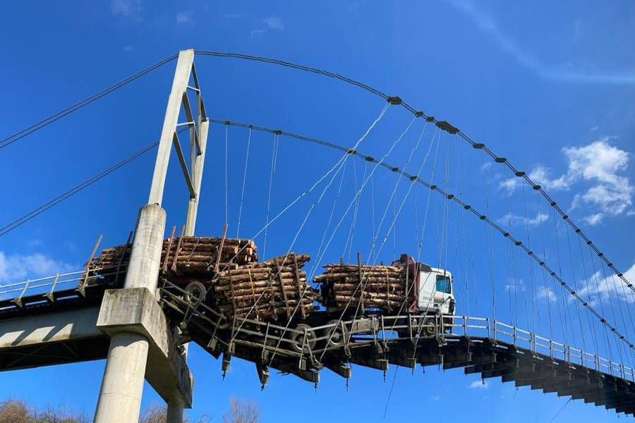 Camión que transportaba madera queda colgando tras colapso de puente en Carahue