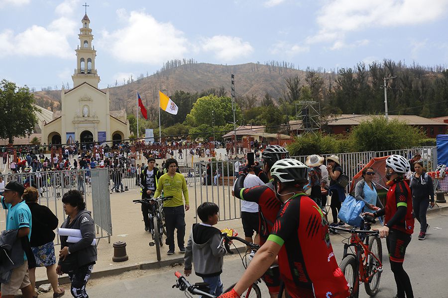 Peregrinos llegan a Santuario de Lo Vásquez pese a restricciones