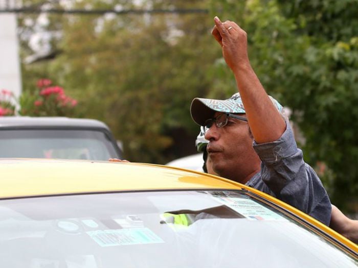 "Se están robando el país": Taxista increpó a ministro Felipe Larraín