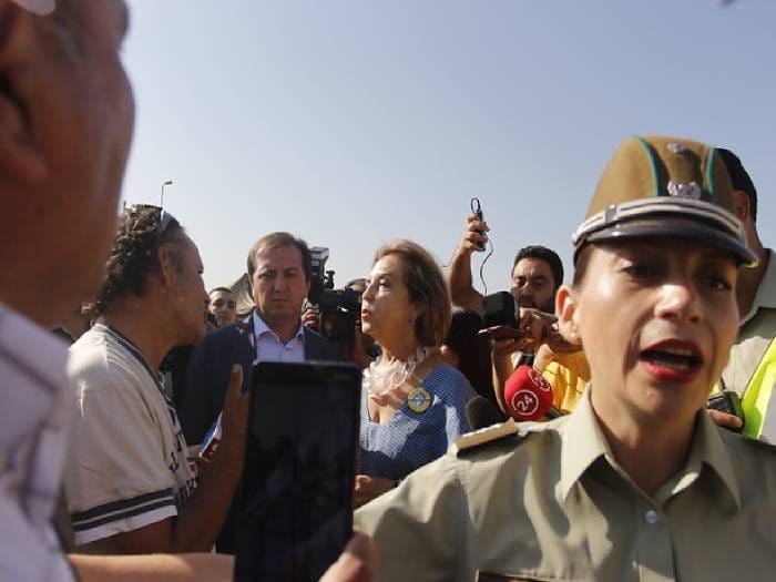 Taxistas encaran a ministra Hutt durante fiscalización de furgones escolares