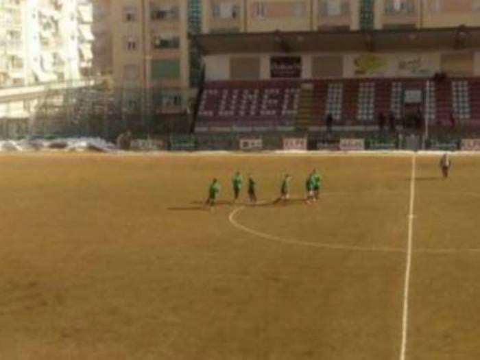 Equipo italiano da la vuelta al mundo tras presentarse con 7 jugadores y perder... ¡20-0!