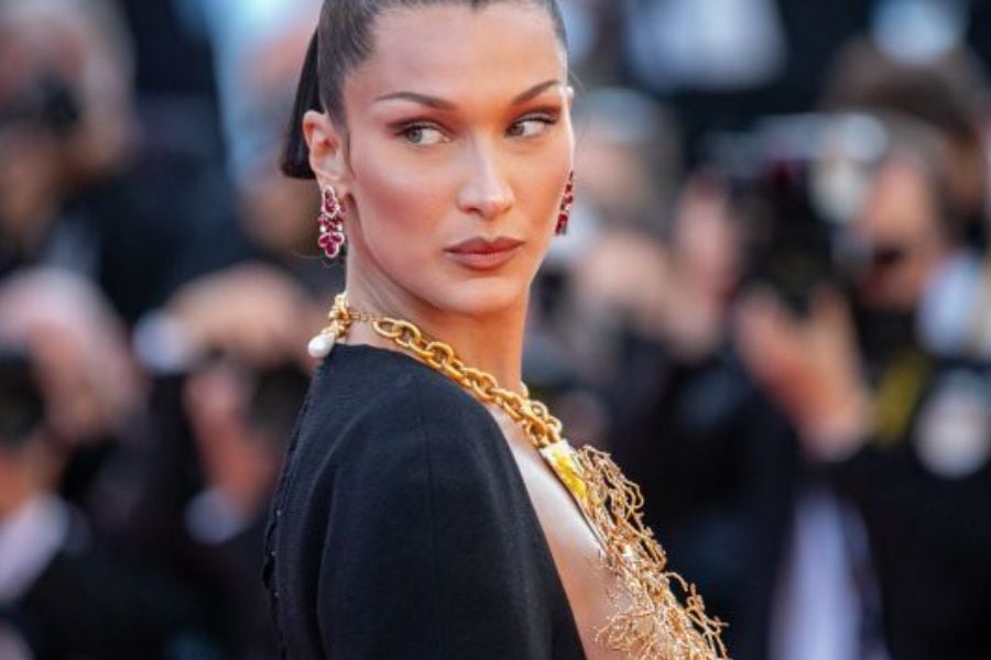 Un pulmón dorado: el osado collar que lució la modelo Bella Hadid en Cannes