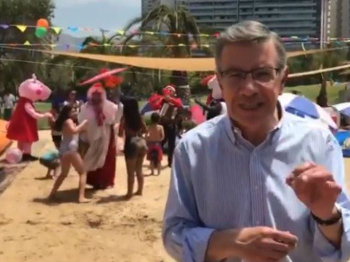 Con arena y Peppa Pig: Lavín estrena playa de Las Condes