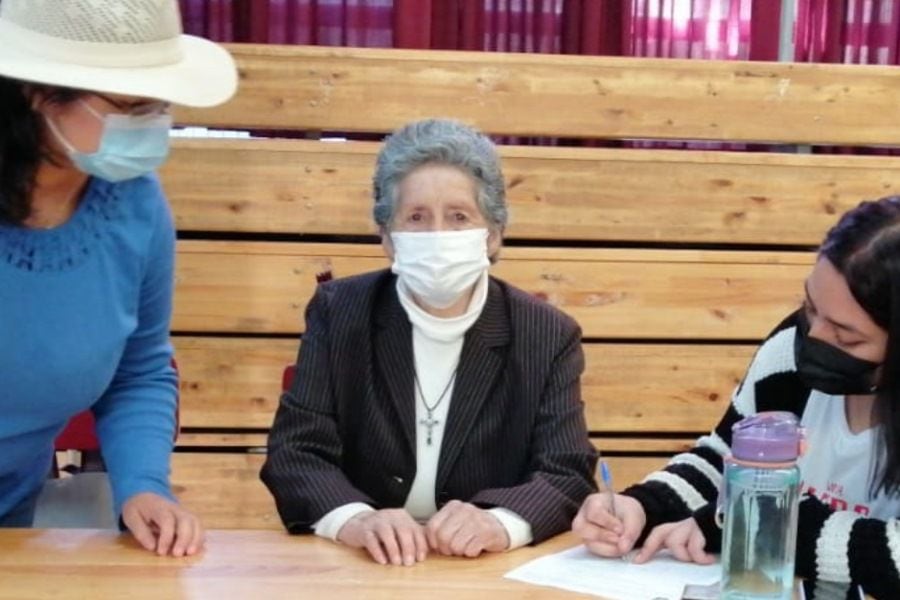 "No tengo con quién conversar": Mujer de 80 años impactó con sus razones para ofrecerse a ser vocal de mesa