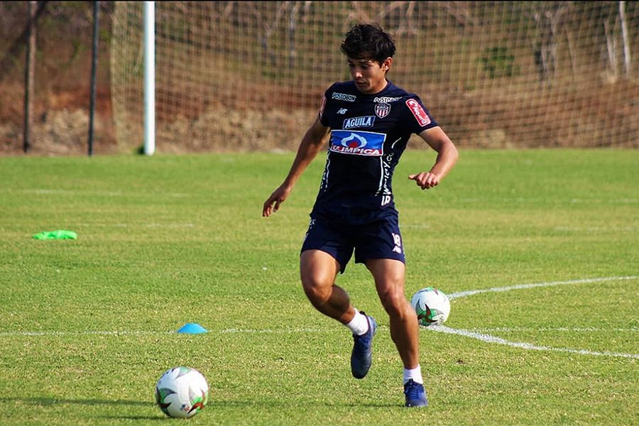 Plantel albo presiona a Blanco y Negro para que llegue Matías Fernández