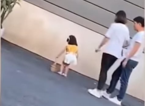 [Video] Madre golpea a su hija en China por no posar bien para una foto