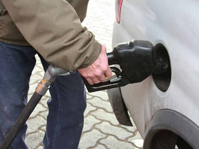 Gobierno anticipa caída de los combustibles hasta marzo