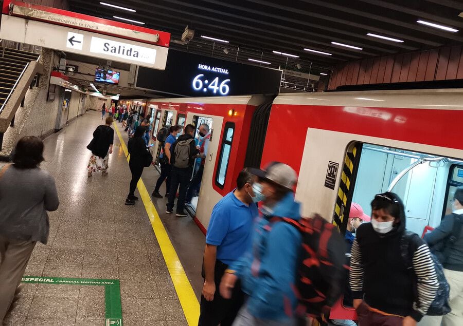 "Súper lunes" arranca con gran afluencia de pasajeros en Metro Baquedano