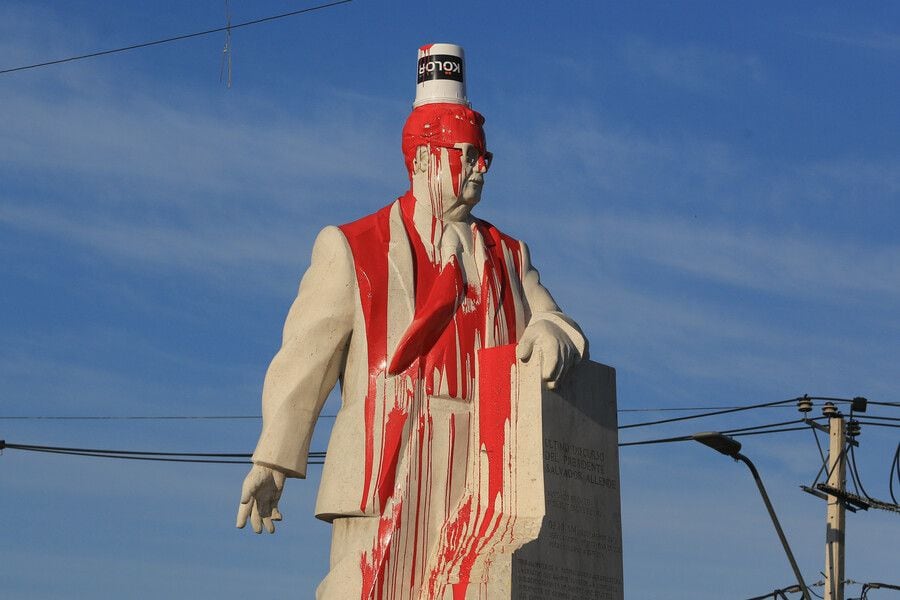 Sujetos vandalizaron el monumento a Salvador Allende en San Joaquín