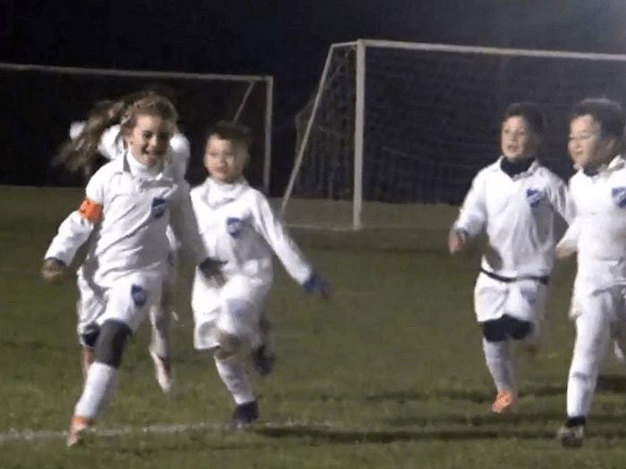 [Video] Conoce a Mahia Macias, la niña de 7 años la rompe en el fútbol uruguayo