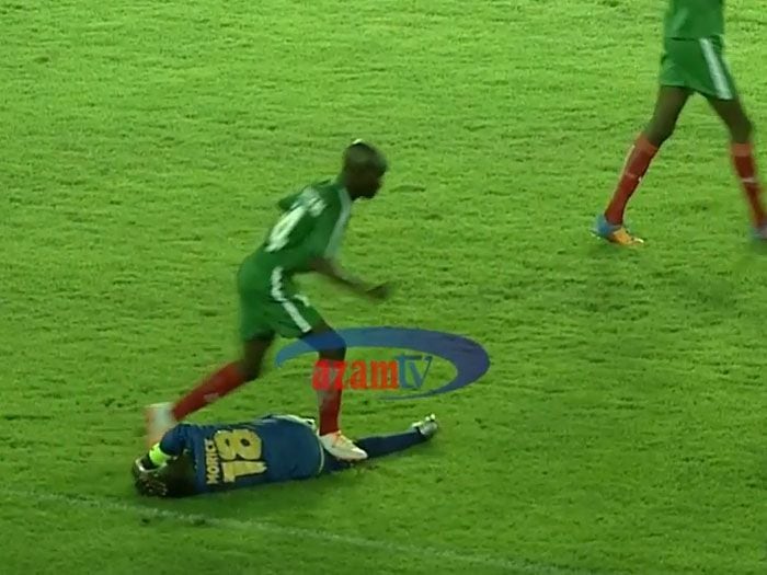 Este brutal foul en el fútbol africano sub 17 no recibió ni tarjeta amarilla