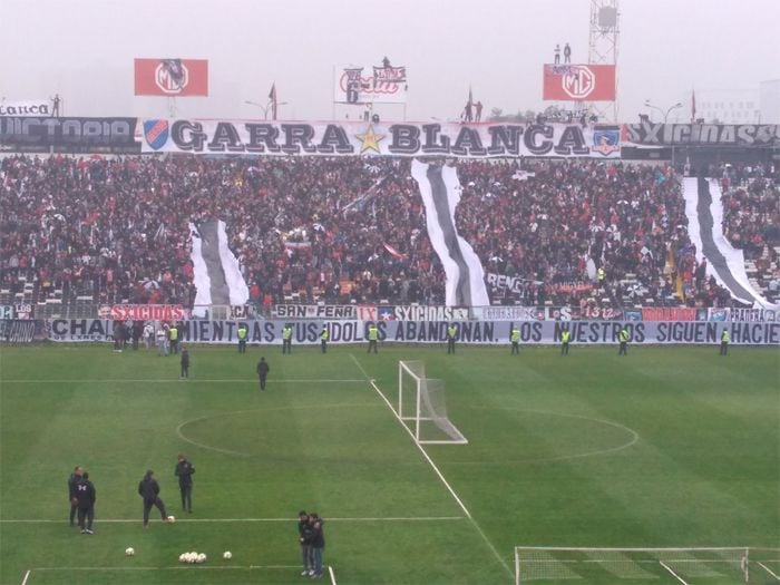 Hinchas de Colo Colo realizan masivo "arengazo" en previa del Superclásico