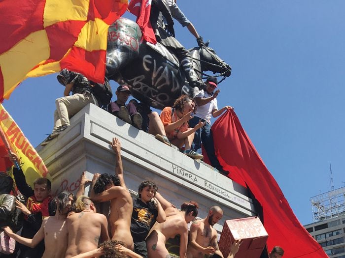 A lo Adán y Eva: jóvenes manifestantes gritaron fuerte "¿cuántos son?"