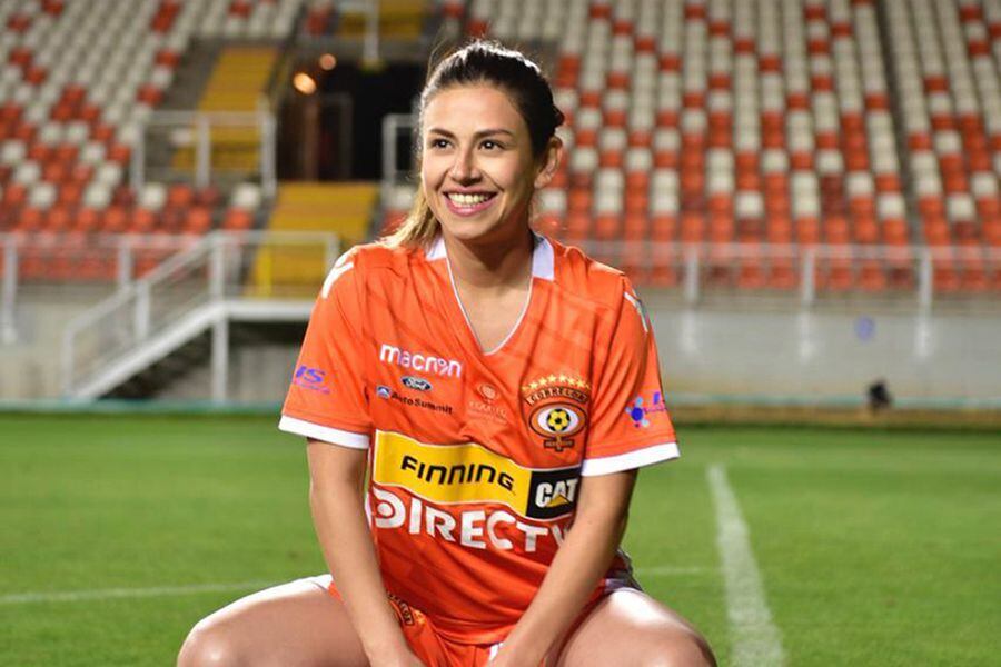 Karla Melo aprende de futbolistas albas para no ser "Oveja negra"