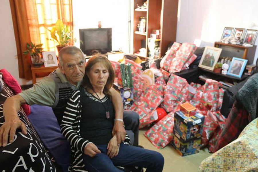 Chofer que manejaba junto a su esposa con Alzheimer repartió regalos como Pascuero