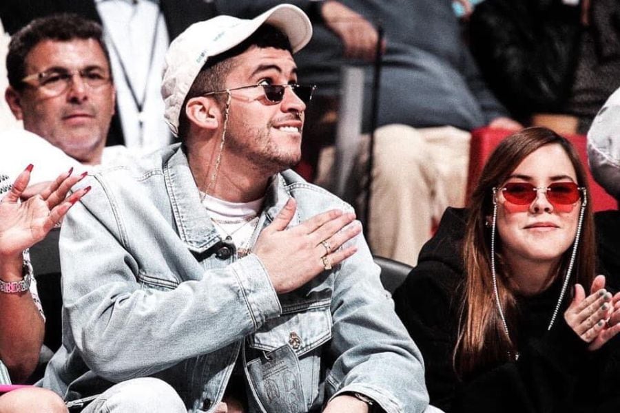 Bad Bunny muestra en público por primera vez a su polola en juego de la NBA