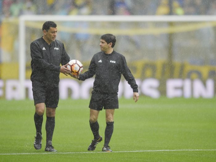 Árbitro Tobar donará a la Teletón la pelota de la final de la Libertadores