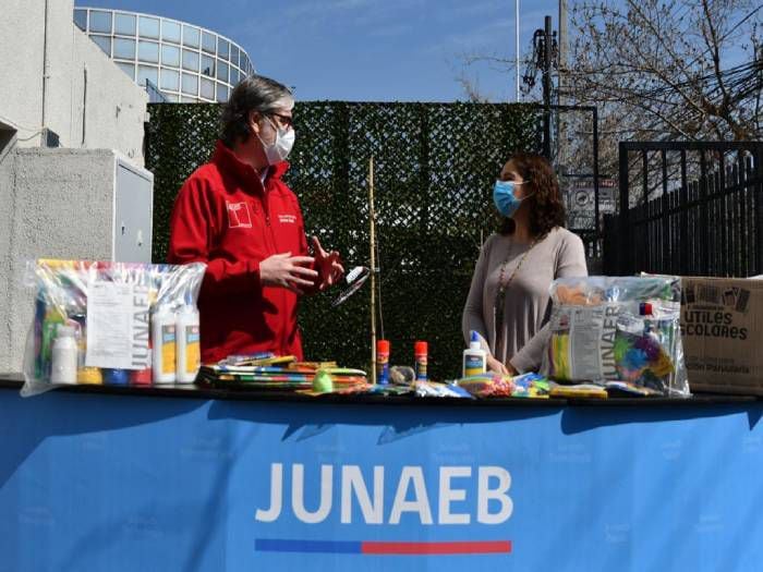 Más de 4.500 menores de la red Sename recibieron útiles escolares por parte de Junaeb