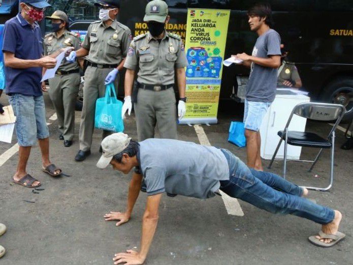 En Bali obligan a hacer flexiones a extranjeros que no usen mascarillas