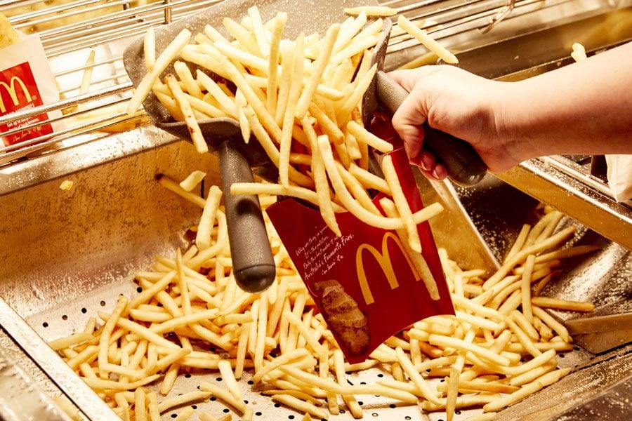 Incomprensible: Un 7% de los chilenos que compran en McDonald's prefiere untar sus papitas fritas en helado