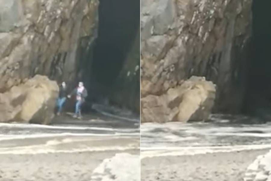 "¡El mar se enojó!": graban riesgosa acción de pareja en Iglesia de Piedra de Cobquecura