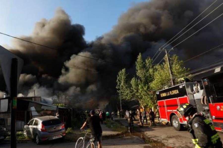 Incendio en bodegas de Macul alertó a bomberos de la capital: viviendas cercanas fueron evacuadas