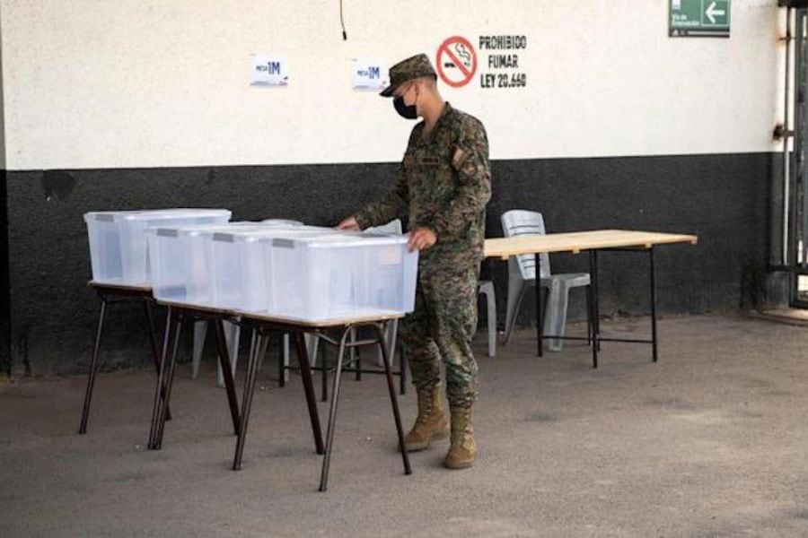 Sorprenden a conscripto del Ejército drogándose mientras resguardaba local de votación