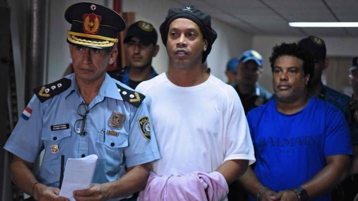 Se define su futuro: Ronaldinho comparece ante juez paraguayo para saber si queda en libertad