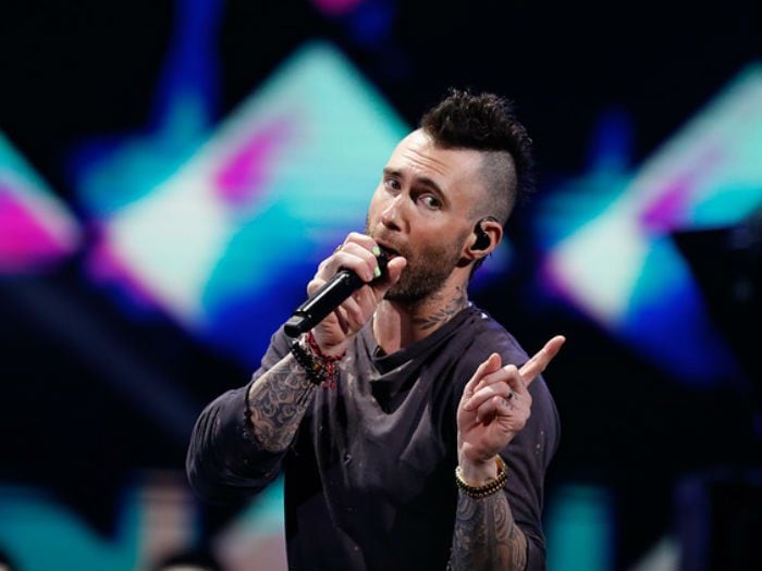 Filtran video de "Maroon 5" minutos antes de subir de su show: gesto "delató" a Adam Levine