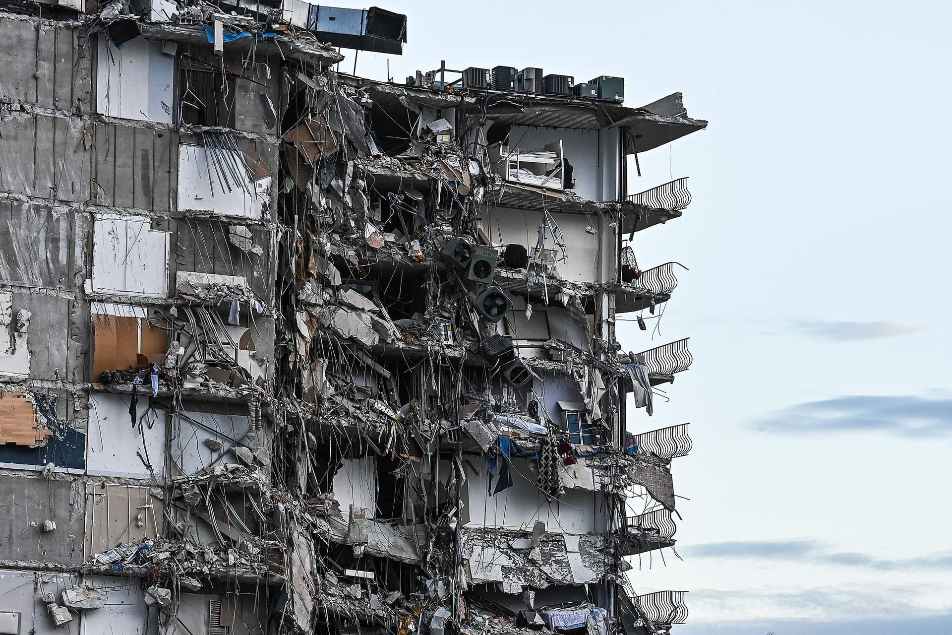 Derrumbe en edificio en Miami: identifican cuerpos de familiares de expresidenta Bachelet