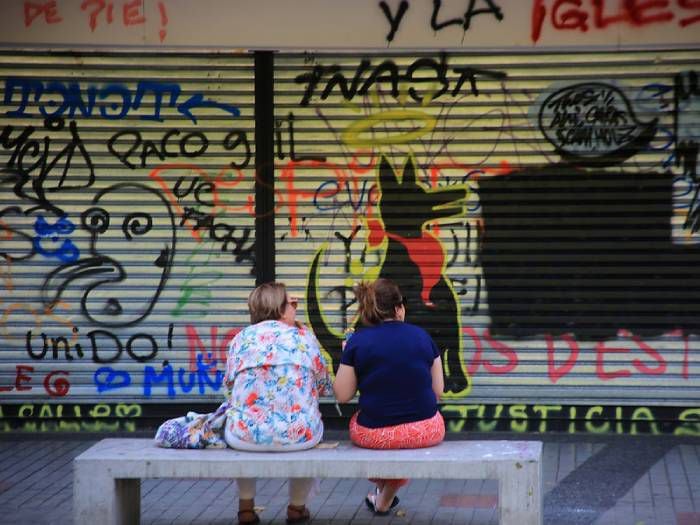 Muni de Ñuñoa quiere borrar rayados en fachadas: Teatro UC se niega