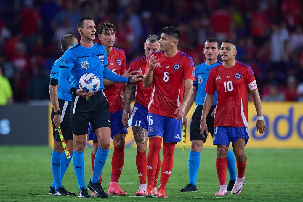 Roldán, rodeado de jugadores chilenos que le reclaman (Photo: Photosport)