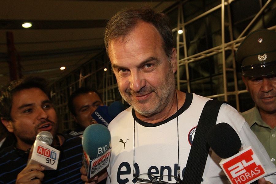 MARCELO BIELSA DIRECTOR TECNICO DE LA SELECCION CHILENA LLEGA AL AEROPUERTO DE SANTIAGO PARA VIAJAR A EEUU

