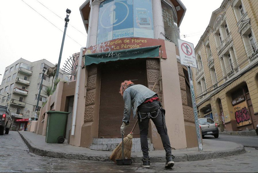 Punkis debieron limpiar rayados en Pérgola de las Flores de Valparaíso