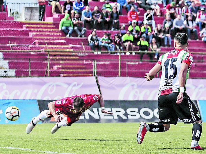 Jaime debutó como chileno con un golazo de "palomita"