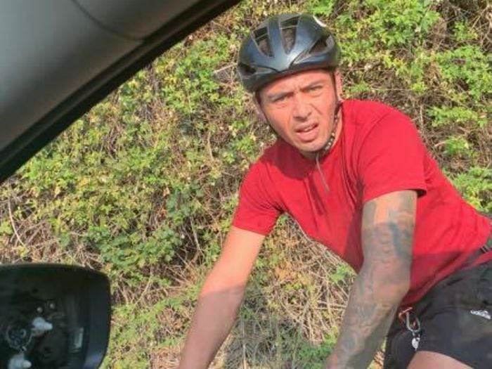 Mujer graba a furiosos ciclistas que atacaron su auto en el cerro San Cristóbal