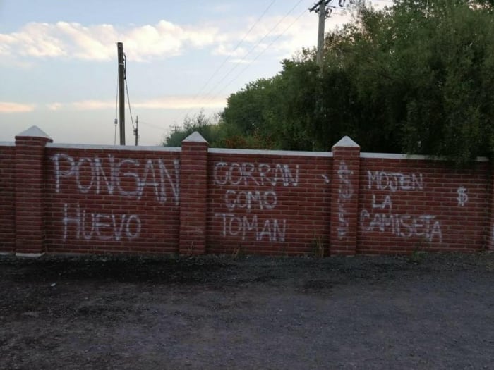 Los fuertes mensajes que dejó la hinchada de Curicó Unido al plantel: "Corran como toman"