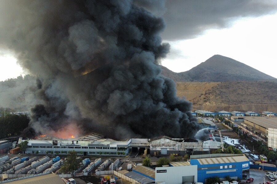 Las impactantes imágenes que deja el incendio en fábrica de pinturas de Quilicura